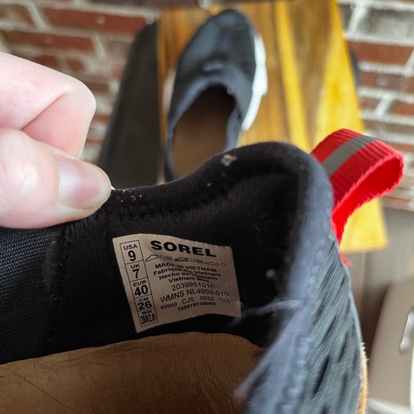 Sorel Kinetic Breakthru Slip On Sneakers Women's Size 9 Black Tan Red Pull Tab - Picture 6 of 6